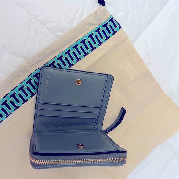 Tory Burch Chevron Quilted Soft Leather Bi-Fold Wallet Blue - Picture 2 of 4